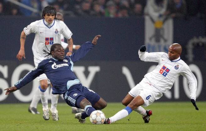 Gerald Asamoah (Schalke, li.) gegen Paulo Assuncao (Porto) Fußball EC 1 Herren Champions League 2007 2008, FC Schalke 04 - FC Porto 1:0 Gruppe Gelsenkirchen Dynamik, Kampf, Fußball EC 1 Herren Champions League 2007 2008, FC Schalke 04 - FC Porto 1:0 Gruppe Gelsenkirchen Dynamik, Kampf,