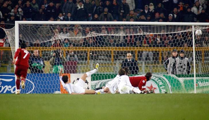 David Pizarro (AS Rom, li.) erzielt den Treffer zum 1:1 -  Fußball EC 1 Herren Champions League 2007 2008, AS Roma - Real Madrid CF 2:1 Totale Rom Fußball EC 1 Herren Champions League 2007 2008, AS Roma - Real Madrid CF 2:1 Totale Rom