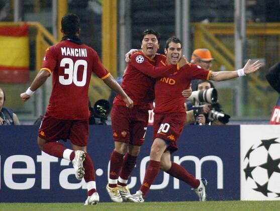 Torjubel AS Rom - Torschütze David Pizarro (Mitte) lässt sich von Simone Perrotta (.re) und Mancini feiern -  Fußball EC 1 Herren Champions League 2007 2008, AS Roma Gruppe Rom Freude, Begeisterung, Fußball EC 1 Herren Champions League 2007 2008, AS Roma Gruppe Rom Freude, Begeisterung,