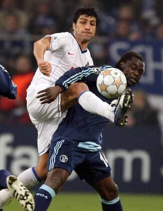 Gerald Asamoah (Schalke, re.) gegen Pedro Emanuel (Porto) Fußball EC 1 Herren Champions League 2007 2008, FC Schalke 04 - FC Porto 1:0 Gruppe Gelsenkirchen Dynamik, Kampf, Fußball EC 1 Herren Champions League 2007 2008, FC Schalke 04 - FC Porto 1:0 Gruppe Gelsenkirchen Dynamik, Kampf,