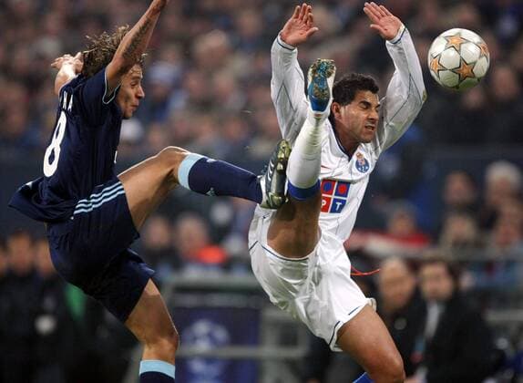 Rafinha (Schalke, li.) gegen Ricardo Quaresma (Porto) Fußball EC 1 Herren Champions League 2007 2008, FC Schalke 04 - FC Porto 1:0 Gruppe Gelsenkirchen Dynamik, Kampf, Fußball EC 1 Herren Champions League 2007 2008, FC Schalke 04 - FC Porto 1:0 Gruppe Gelsenkirchen Dynamik, Kampf,