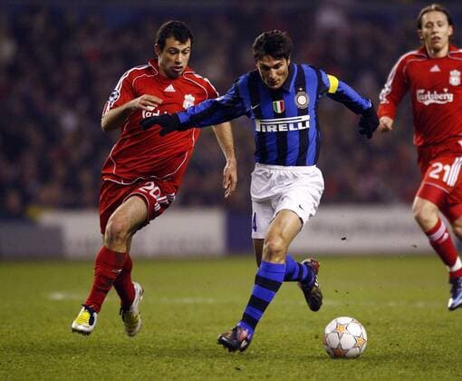 Javier Zanetti (Inter Mailand, re.) gegen Javier Mascherano (Liverpool) - EDITORIAL USE ONLY. No use with unauthorised audio, video, data, fixture lists, club league logos or live services. Online in-match use limited to 120 images, no video emulation. No use in betting, games or single club league player publications. Fußball EC 1 Herren Champions League 2007 2008, FC Liverpool - FC Internazionale Mailand 2:0 Gruppe Liverpool Dynamik, Fußball EC 1 Herren Champions League 2007 2008, FC Liverpool - FC Internazionale Mailand 2:0 Gruppe Liverpool Dynamik,
