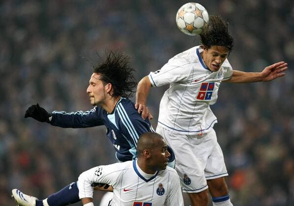 Kevin Kuranyi (Schalke, li.) gegen Joao Paulo Andrade (Mitte) und Bruno Alves (beide Porto) Fußball EC 1 Herren Champions League 2007 2008, FC Schalke 04 - FC Porto 1:0 Gruppe Gelsenkirchen Dynamik, Kampf, Fußball EC 1 Herren Champions League 2007 2008, FC Schalke 04 - FC Porto 1:0 Gruppe Gelsenkirchen Dynamik, Kampf,