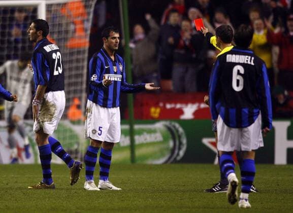 Dejan Stankovic (Mitte) kann es nicht fassen - Teamkollege Marco Materazzi (li., beide Inter Mailand) erhält von FIFA Schiedsrichter Frank de Bleeckere (Belgien) die rote Karte - EDITORIAL USE ONLY. No use with unauthorised audio, video, data, fixture lists, club league logos or live services. Online in-match use limited to 120 images, no video emulation. No use in betting, games or single club league player publications. Fußball EC 1 Herren Champions League 2007 2008, FC Liverpool - FC Internazionale Mailand 2:0 Gruppe Liverpool Fußball EC 1 Herren Champions League 2007 2008, FC Liverpool - FC Internazionale Mailand 2:0 Gruppe Liverpool
