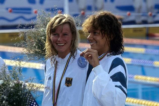 Franziska van Almsick (re.) und Kerstin Kielgaß (beide Deutschland) gut gelaunt ob der Plätze Zwei und Drei über die 200 Meter Freistil bei den olympischen Sommerspielen 1992 in Barcelona Schwimmen OS Sommer Damen Olympische Spiele 1992, Sommerspiele, Freistil, Freistilschwimmen, Kraul, Kraulschwimmen, 200m, m Gruppe Aufnahmedatum geschätzt Barcelona Freude, Schwimmen OS Sommer Damen Olympische Spiele 1992, Sommerspiele, Freistil, Freistilschwimmen, Kraul, Kraulschwimmen, 200m, m Gruppe Aufnahmedatum geschätzt Barcelona Freude,