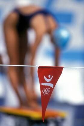 Wimpel mit dem Olympialogo der Sommerspiele von 1992 in Barcelona Schwimmen OS Sommer Herren Olympische Spiele 1992, Sommerspiele Einzelbild Barcelona Schwimmen OS Sommer Herren Olympische Spiele 1992, Sommerspiele Einzelbild Barcelona