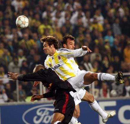 Diego Lugano (Fenerbahce, Mitte) im Zweikampf -  Fußball EC 1 Herren Champions League 2007 2008, Fenerbahce SK Istanbul - FC Sevilla 3:2 Gruppe Istanbul Dynamik, Kampf, Fußball EC 1 Herren Champions League 2007 2008, Fenerbahce SK Istanbul - FC Sevilla 3:2 Gruppe Istanbul Dynamik, Kampf,