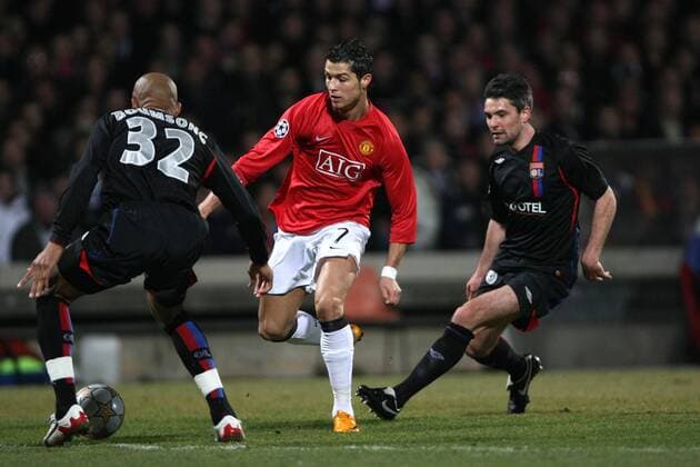 Cristiano Ronaldo (Manchester United, Mitte) gegen Jean Alain Boumsong (li.) und Jeremy Toulalan (beide Lyon) -  Fußball EC 1 Herren Champions League 2007 2008, Olympique Lyonnais - Manchester United 1:1, OL, ManU Gruppe Lyon Dynamik, Fußball EC 1 Herren Champions League 2007 2008, Olympique Lyonnais - Manchester United 1:1, OL, ManU Gruppe Lyon Dynamik,