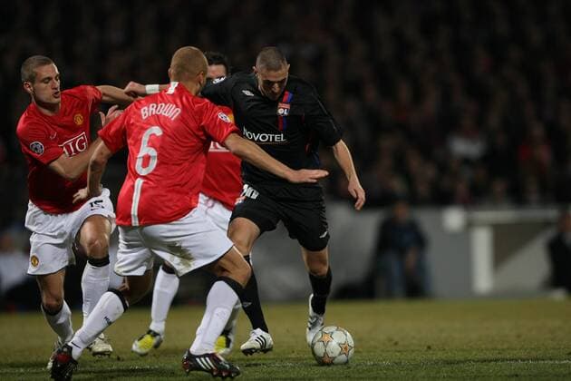 Karim Benzema (Lyon, re.) erzielt das 1:0 gegen Nemanja Vidic (li.) und Brown (beide Manchester United) -  Fußball EC 1 Herren Champions League 2007 2008, Olympique Lyonnais - Manchester United 1:1, OL, ManU Gruppe Lyon Dynamik, Fußball EC 1 Herren Champions League 2007 2008, Olympique Lyonnais - Manchester United 1:1, OL, ManU Gruppe Lyon Dynamik,