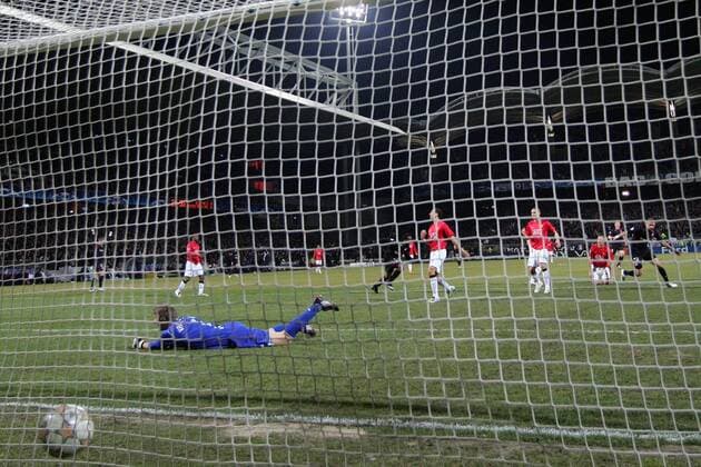 Karim Benzema (Lyon, re.) erzielt das 1:0 gegen Torwart Edwin van der Sar (Manchester United) -  Fußball EC 1 Herren Champions League 2007 2008, Olympique Lyonnais - Manchester United 1:1, OL, ManU Totale Lyon Fußball EC 1 Herren Champions League 2007 2008, Olympique Lyonnais - Manchester United 1:1, OL, ManU Totale Lyon