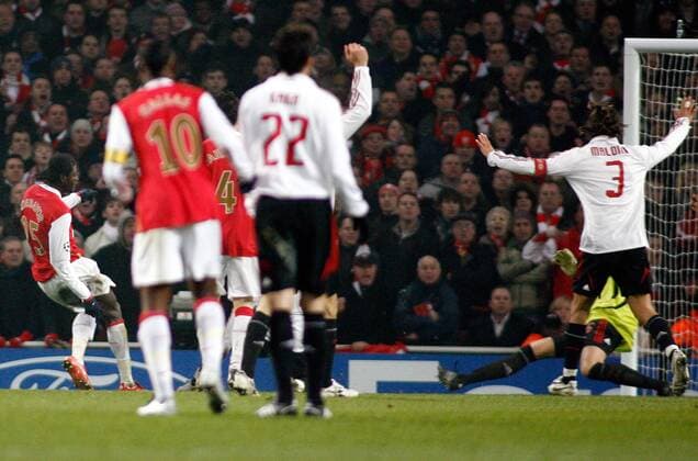 Emmanuel Adebayor (Arsenal, li.) erzielt ein Tor, was nicht zählt -  Fußball EC 1 Herren Champions League 2007 2008, Arsenal FC London - AC Mailand 0:0, Milan Gruppe London Fußball EC 1 Herren Champions League 2007 2008, Arsenal FC London - AC Mailand 0:0, Milan Gruppe London