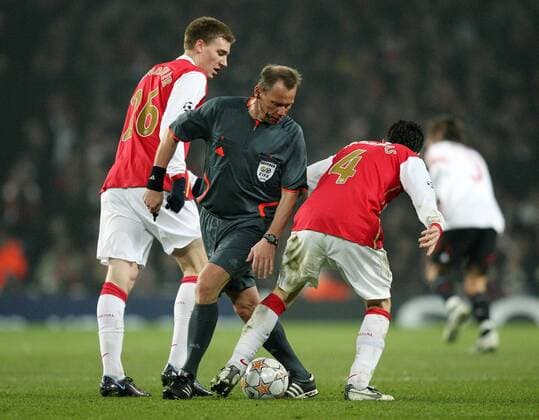 Cesc Fabregas (re.) und Nicklas Bendtner (beide Arsenal) im Duell mit dem FIFA Schiedsrichter Claus Bo Larsen (Dänemark) -  Fußball EC 1 Herren Champions League 2007 2008, Arsenal FC London Gruppe London Fußball EC 1 Herren Champions League 2007 2008, Arsenal FC London Gruppe London