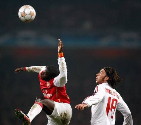 Emmanuel Eboue (Arsenal, li.) gegen Marek Jankulovski (AC Mailand) -  Fußball EC 1 Herren Champions League 2007 2008, Arsenal FC London - AC Mailand 0:0, Milan Gruppe London Dynamik, Fußball EC 1 Herren Champions League 2007 2008, Arsenal FC London - AC Mailand 0:0, Milan Gruppe London Dynamik,