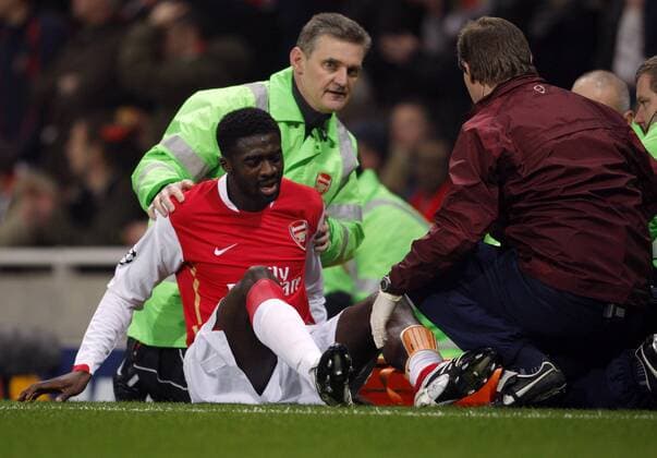 Kolo Toure (Arsenal) wird behandelt - EDITORIAL USE ONLY. No use with unauthorised audio, video, data, fixture lists, club league logos or live services. Online in-match use limited to 120 images, no video emulation. No use in betting, games or single club league player publications. Fußball EC 1 Herren Champions League 2007 2008, Arsenal FC London Gruppe London Fußball EC 1 Herren Champions League 2007 2008, Arsenal FC London Gruppe London