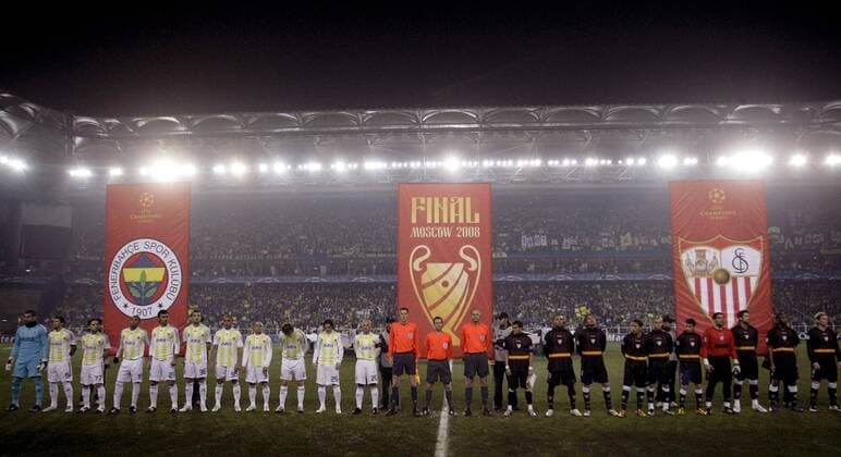 Vorstellung der Teams von Fenerbahce (li.) und FC Sevilla im Sükrü Saracoglu Stadion -  - NOxONLINExUSE Fußball EC 1 Herren Champions League 2007 2008, Fenerbahce SK Istanbul - FC Sevilla 3:2, Vdig Totale Istanbul Fußball EC 1 Herren Champions League 2007 2008, Fenerbahce SK Istanbul - FC Sevilla 3:2, Vdig Totale Istanbul