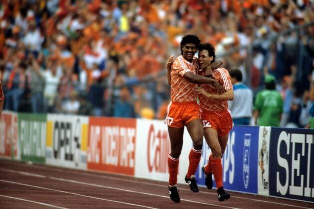 Fußball, EM Finale 1988 in München, Niederlande - Sowjetunion 2:0 Torjubel Niederlande - Frank Rijkaard (li.) und Marco van Basten Fußball Länderspiel Herren DEUTSCHSPRACHIGE SPORTZEITSCHRIFTEN UND -ZEITUNGEN NUR NACH RÜCKSPRACHE, EM 1988 Gruppe Aufmacher München Glück, Harmonie, Begeisterung, Freude, Fußball Länderspiel Herren DEUTSCHSPRACHIGE SPORTZEITSCHRIFTEN UND -ZEITUNGEN NUR NACH RÜCKSPRACHE, EM 1988 Gruppe Aufmacher München Glück, Harmonie, Begeisterung, Freude,