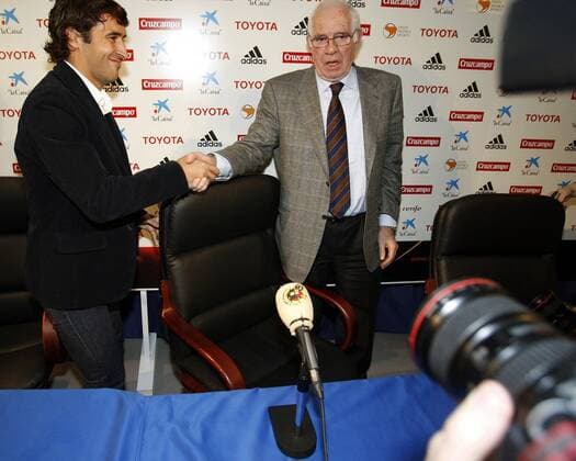 Raul Gonzalez (Real Madrid, li.) und Nationaltrainer Luis Aragones (beide Spanien) - Shakehands auf der Pressekonferenz - - NOxONLINExUSE Fußball Herren Nationalmannschaft 2008, Real Madrid CF, Pressekonferenz, Pressetermin Gruppe Nationaltrainer, Trainer Harmonie Freude, Fußball Herren Nationalmannschaft 2008, Real Madrid CF, Pressekonferenz, Pressetermin Gruppe Nationaltrainer, Trainer Harmonie Freude,