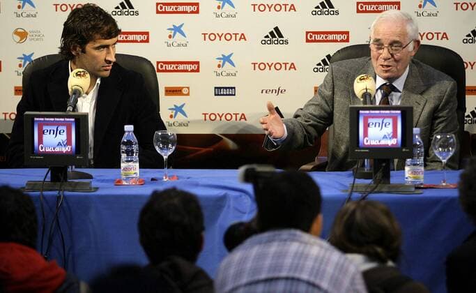 Raul Gonzalez (Real Madrid, li.) und Nationaltrainer Luis Aragones (beide Spanien) auf der gemeinsamen Pressekonferenz zum Verbleib Rauls im Nationalteam -  - NOxONLINExUSE Fußball Herren Nationalmannschaft 2008, Real Madrid CF, Pressekonferenz, Pressetermin Gruppe Nationaltrainer, Trainer Fußball Herren Nationalmannschaft 2008, Real Madrid CF, Pressekonferenz, Pressetermin Gruppe Nationaltrainer, Trainer