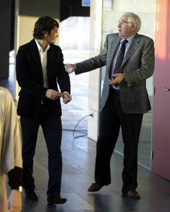 Raul Gonzalez (Real Madrid, li.) und Nationaltrainer Luis Aragones (beide Spanien) diskutieren auf dem Weg zur gemeinsamen Pressekonferenz zum Verbleib Rauls im Nationalteam -  - NOxONLINExUSE Fußball Herren Nationalmannschaft 2008, Real Madrid CF, Pressekonferenz, Pressetermin Gruppe Nationaltrainer, Trainer Fußball Herren Nationalmannschaft 2008, Real Madrid CF, Pressekonferenz, Pressetermin Gruppe Nationaltrainer, Trainer