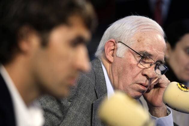 Nationaltrainer Luis Aragones (re.) auf der Pressekonferenz zum Verbleib von Raul Gonzalez (beide Spanien, vorn) im Nationalteam -  - NOxONLINExUSE Fußball Herren Nationalmannschaft 2008, Pressekonferenz, Pressetermin Gruppe Nachdenklichkeit, Fußball Herren Nationalmannschaft 2008, Pressekonferenz, Pressetermin Gruppe Nachdenklichkeit,