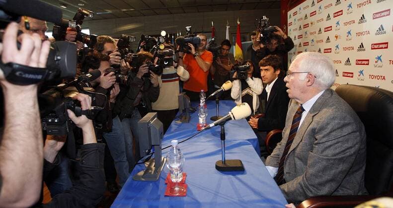 Nationaltrainer Luis Aragones (re.) und Raul Gonzalez (Real Madrid beide Spanien) auf der Pressekonferenz zu Rauls Verbleib im Nationalteam -  - NOxONLINExUSE Fußball Herren Nationalmannschaft 2008, Pressekonferenz, Pressetermin, CF Gruppe Fußball Herren Nationalmannschaft 2008, Pressekonferenz, Pressetermin, CF Gruppe