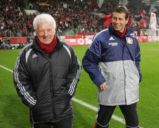 Trainer Michael Skibbe (Leverkusen, re.) und Trainerkollege Karl Heinz Feldkamp (Galatasaray Istanbul) Fußball EC 3 Herren UEFA Cup 2007 2008, Pokal, Europapokal, Bayer 04 Leverkusen - Galatasaray Istanbul 5:1 Gruppe Leverkusen Harmonie, Fußball EC 3 Herren UEFA Cup 2007 2008, Pokal, Europapokal, Bayer 04 Leverkusen - Galatasaray Istanbul 5:1 Gruppe Leverkusen Harmonie,