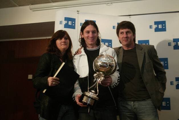 Lionel Messi (Argentinien FC Barcelona) freut sich mit seinen Eltern Celia Maria Cuccittini und Jorge Horacio über den Preis für den Besten südamerikanischen Spieler in der spanischen Liga -  - NOxONLINExUSE Fußball Herren Primera Division 2007 2008, 1. Spanische Liga, FC Barca Gruppe o0 südamerikanischer Preisträger Barcelona Fußball Herren Primera Division 2007 2008, 1. Spanische Liga, FC Barca Gruppe o0 südamerikanischer Preisträger Barcelona