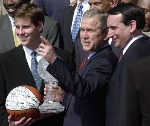 Präsident George W. Bush (USA, Mitte) im Gespräch mit Trainer Mike Krzyzewski (Duke Blue Devils, re.) -  (WAP2001042305) Basketball Herren NCAA College League 2000 2001, Collegebasketball, University, Empfang o0 Weißes Haus Gruppe Washington DC, D C Basketball Herren NCAA College League 2000 2001, Collegebasketball, University, Empfang o0 Weißes Haus Gruppe Washington DC, D C