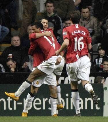 Cristiano Ronaldo (Mitte) und Nani (beide Manchester United, li.) - Torjubel - EDITORIAL USE ONLY. No use with unauthorised audio, video, data, fixture lists, club league logos or live services. Online in-match use limited to 120 images, no video emulation. No use in betting, games or single club league player publications. Fußball Herren English Premier League 2007 2008, 1. Englische Liga, Manchester United, ManU Gruppe Newcastle Freude, Begeisterung, Fußball Herren English Premier League 2007 2008, 1. Englische Liga, Manchester United, ManU Gruppe Newcastle Freude, Begeisterung,