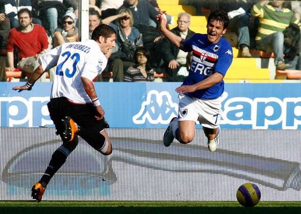 Marco Materazzi (Inter Mailand, li.) bringt Christian Maggio (Sampdoria Genua) zu Fall -  Fußball Herren Serie A 2007 2008, 1. Italienische Liga, Sampdoria Genua - FC Internazionale Mailand 1:1 Gruppe Genua Dynamik, Kampf, Fußball Herren Serie A 2007 2008, 1. Italienische Liga, Sampdoria Genua - FC Internazionale Mailand 1:1 Gruppe Genua Dynamik, Kampf,