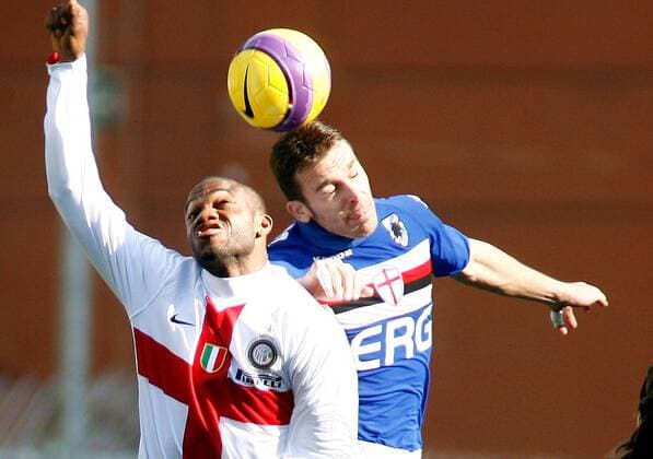 David Suazo (Inter Mailand, li.) gegen Christian Maggio (Sampdoria Genua) -  Fußball Herren Serie A 2007 2008, 1. Italienische Liga, Sampdoria Genua - FC Internazionale Mailand 1:1 Gruppe Genua Dynamik, Kampf, Fußball Herren Serie A 2007 2008, 1. Italienische Liga, Sampdoria Genua - FC Internazionale Mailand 1:1 Gruppe Genua Dynamik, Kampf,