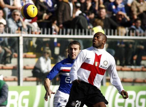 David Suazo (Inter Mailand, re.) gegen Christian Maggio (Sampdoria Genua) -  Fußball Herren Serie A 2007 2008, 1. Italienische Liga, Sampdoria Genua - FC Internazionale Mailand 1:1 Gruppe Genua Dynamik, Fußball Herren Serie A 2007 2008, 1. Italienische Liga, Sampdoria Genua - FC Internazionale Mailand 1:1 Gruppe Genua Dynamik,