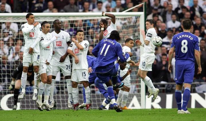 Didier Drogba (Chelsea, Mitte) überwindet per Freistoß die Mauer der Tottenham Hotspurs - EDITORIAL USE ONLY. No use with unauthorised audio, video, data, fixture lists, club league logos or live services. Online in-match use limited to 120 images, no video emulation. No use in betting, games or single club league player publications. Fußball Herren Carling Cup 2007 2008, League, Ligapokal, Englischer Pokal, Pokalspiel, Finale, Gruppe London Dynamik, Fußball Herren Carling Cup 2007 2008, League, Ligapokal, Englischer Pokal, Pokalspiel, Finale, Gruppe London Dynamik,