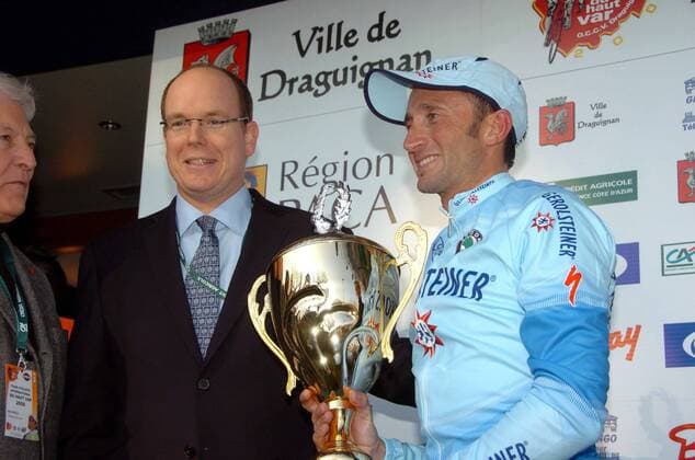 Davide Rebellin (Italien Gerolsteiner) gewinnt die Tour du Haut Var 2008 und wird von Fürst Albert von Monaco beglückwünscht -  Radsport Herren Tour du Haut Var 2008, Straßenradsport, Straße, Rad, Gruppe Freude, Radsport Herren Tour du Haut Var 2008, Straßenradsport, Straße, Rad, Gruppe Freude,