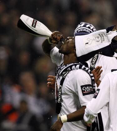 Didier Zokora (Tottenham Hotspur) gönnt sich nach dem Sieg im Carling Cup 2008 einen Schluck aus der Champagnerflasche - Fußball Herren Carling Cup 2007 2008, League, Ligapokal, englischer Pokal, Pokalspiel, Finale, Endspiel, Einzelbild London Freude, Fußball Herren Carling Cup 2007 2008, League, Ligapokal, englischer Pokal, Pokalspiel, Finale, Endspiel, Einzelbild London Freude,
