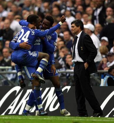 Shaun Wright Phillips (li.) und John Obi Mikel (beide Chelsea) - Torjubel, re. Trainer Juan de la Cruz Ramos (Tottenham Hotspur) enttäuscht - Fußball Herren Carling Cup 2007 2008, League, Ligapokal, englischer Pokal, Pokalspiel, Endspiel, Finale, Gruppe London Freude, Fußball Herren Carling Cup 2007 2008, League, Ligapokal, englischer Pokal, Pokalspiel, Endspiel, Finale, Gruppe London Freude,