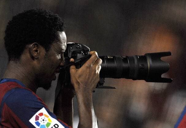 Samuel Etoo (FC Barcelona) probiert sich als Sportfotograf Fußball Herren Primera Division 2007 2008, 1. Spanische Liga, FC Barcelona o0 Barca Einzelbild Barcelona Fußball Herren Primera Division 2007 2008, 1. Spanische Liga, FC Barcelona o0 Barca Einzelbild Barcelona