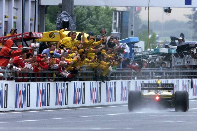 Heinz Harald Frentzen (Deutschland Jordan Mugen Honda) - Sieger des GP von Frankreich wird bei der Zieldurchfahrt von seiner Crew jubelnd empfangen Motorsport Grand Prix Herren Großer Preis von Frankreich 1999, Formel 1 Weltmeisterschaft, F1, F, GP, WM Totale Magny Cours Motorsport Grand Prix Herren Großer Preis von Frankreich 1999, Formel 1 Weltmeisterschaft, F1, F, GP, WM Totale Magny Cours
