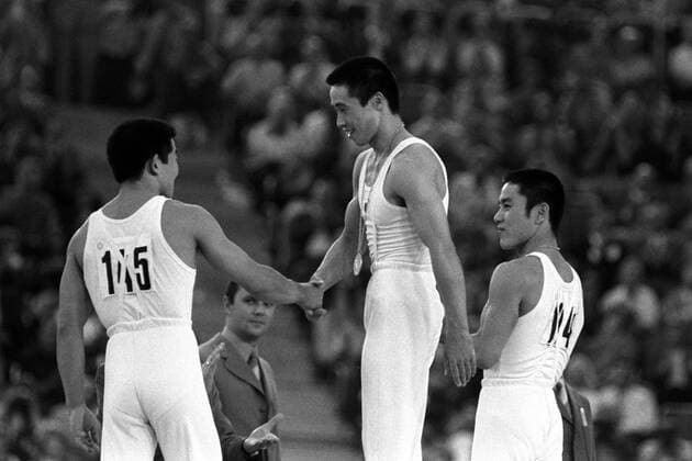 Sawao Kato (Mitte), Mehrkampf Olympiasieger 1972, während der Siegerehrung zwischen Eizo Kenmotsu (Platz 2, re.) und Akinori Nakayama (alle Japan Platz 3) Turnen OS Sommer Herren Olympische Spiele 1972 Sommerspiele Kunstturnen Geräteturnen Vneg Vsw Gruppe München Freude, Turnen OS Sommer Herren Olympische Spiele 1972 Sommerspiele Kunstturnen Geräteturnen Vneg Vsw Gruppe München Freude,