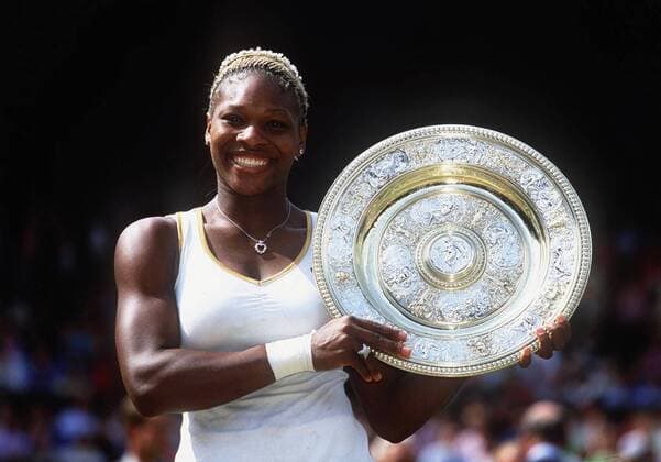 Serena Williams (USA) präsentiert stolz ihre Trophäe Tennis Damen All England Championships 2002, Grand Slam, WTA Tour, Finale, Endspiel Einzelbild Wimbledon London Freude, Tennis Damen All England Championships 2002, Grand Slam, WTA Tour, Finale, Endspiel Einzelbild Wimbledon London Freude,