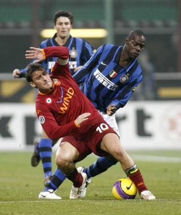 Francesco Totti (AS Rom, li.) gegen Mario Barwuah Balotelli (Inter Mailand) -  Fußball Herren Serie A 2007 2008, 1. Italienische Liga, FC Internazionale Mailand - AS Rom 1:1, Roma Gruppe Mailand Fußball Herren Serie A 2007 2008, 1. Italienische Liga, FC Internazionale Mailand - AS Rom 1:1, Roma Gruppe Mailand