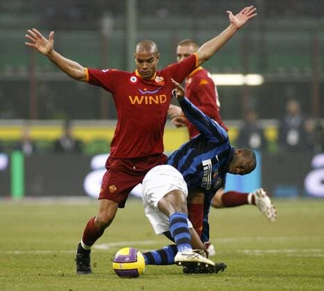 Matteo Ferrari (AS Rom, li.) gegen David Suazo (Inter Mailand) -  Fußball Herren Serie A 2007 2008, 1. Italienische Liga, FC Internazionale Mailand - AS Rom 1:1, Roma Gruppe Mailand Fußball Herren Serie A 2007 2008, 1. Italienische Liga, FC Internazionale Mailand - AS Rom 1:1, Roma Gruppe Mailand