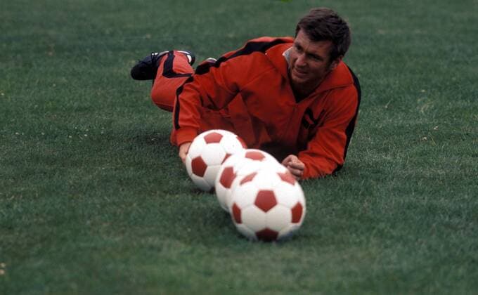 Trainer Josef Piontek (Bremen) Fußball 1. BL Herren DEUTSCHSPRACHIGE SPORTZEITSCHRIFTEN UND -ZEITUNGEN NUR NACH RÜCKSPRACHE 1971 1972 Einzelbild Aufnahmedatum geschätzt Fußball 1. BL Herren DEUTSCHSPRACHIGE SPORTZEITSCHRIFTEN UND -ZEITUNGEN NUR NACH RÜCKSPRACHE 1971 1972 Einzelbild Aufnahmedatum geschätzt