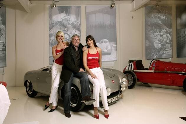 Premiere Experte Keke Rosberg (Finnland, Mitte) posiert mit zwei Promotiongirls vor einem Rennwagen Motorsport Herren Formel 1 Weltmeisterschaft 2008, F1, F, WM, Fotoshooting, Pressetermin Gruppe Hamburg Motorsport Herren Formel 1 Weltmeisterschaft 2008, F1, F, WM, Fotoshooting, Pressetermin Gruppe Hamburg