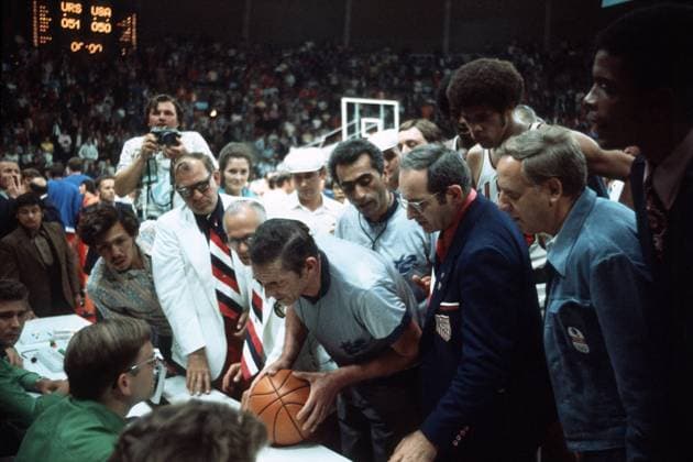 Schiedsrichter, Spieler und Betreuer diskutieren am Schiedsgericht - Wer ist denn nun Olympiasieger? Basketball OS Sommer Herren DEUTSCHSPRACHIGE SPORTZEITSCHRIFTEN UND -ZEITUNGEN NUR NACH RÜCKSPRACHE 1972 Gruppe München Basketball OS Sommer Herren DEUTSCHSPRACHIGE SPORTZEITSCHRIFTEN UND -ZEITUNGEN NUR NACH RÜCKSPRACHE 1972 Gruppe München