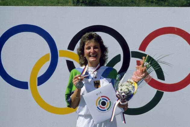 Silvia Sperber (BR Deutschland) gewinnt die Silbermedaille mit dem Luftgewehr bei den olympischen Sommerspielen 1988 in Seoul Schießsport OS Sommer Damen Olympische Spiele 1988, Sommerspiele, Schießen, Gewehrschießen Einzelbild Seoul Begeisterung, Freude, Schießsport OS Sommer Damen Olympische Spiele 1988, Sommerspiele, Schießen, Gewehrschießen Einzelbild Seoul Begeisterung, Freude,