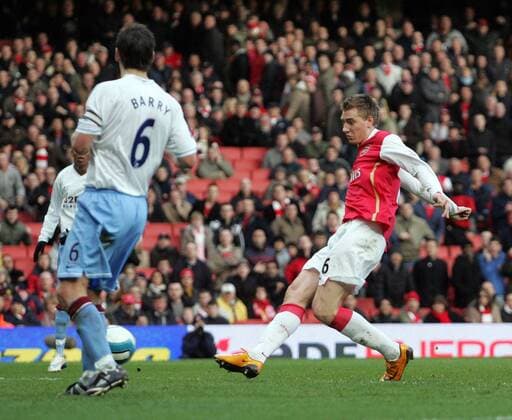 Nicklas Bendtner (Arsenal, re.) zieht ab und trifft zum 1:1 - EDITORIAL USE ONLY. No use with unauthorised audio, video, data, fixture lists, club league logos or live services. Online in-match use limited to 120 images, no video emulation. No use in betting, games or single club league player publications. Fußball Herren English Premier League 2007 2008, 1. Englische Liga, Arsenal FC London - Aston Villa 1:1 Gruppe premiumd London Dynamik, Fußball Herren English Premier League 2007 2008, 1. Englische Liga, Arsenal FC London - Aston Villa 1:1 Gruppe premiumd London Dynamik,