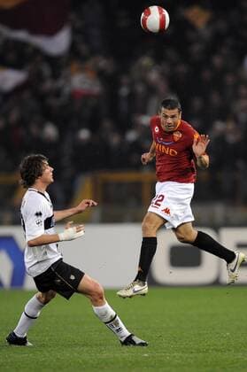 Max Tonetto (AS Rom, re.) im Duell -  Fußball Herren Serie A 2007 2008, 1. Italienische Liga Gruppe Rom Dynamik, Fußball Herren Serie A 2007 2008, 1. Italienische Liga Gruppe Rom Dynamik,