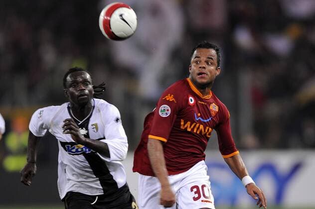 Mancini (AS Rom, re.) gegen Ferdinand Coly (Parma) -  Fußball Herren Serie A 2007 2008, 1. Italienische Liga Gruppe Rom Dynamik, Fußball Herren Serie A 2007 2008, 1. Italienische Liga Gruppe Rom Dynamik,