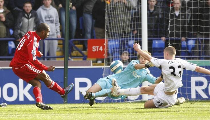 Ryan Babel (Liverpool, li.) erzielt gegen Torwart Jussi Jääskeläinen und Gary Cahill (beide Bolton) das 0:2 - EDITORIAL USE ONLY. No use with unauthorised audio, video, data, fixture lists, club league logos or live services. Online in-match use limited to 120 images, no video emulation. No use in betting, games or single club league player publications. Fußball Herren English Premier League 2007 2008, 1. Englische Liga, Bolton Wanderers - FC Liverpool 1:3 Gruppe premiumd Bolton Dynamik, Kampf, Fußball Herren English Premier League 2007 2008, 1. Englische Liga, Bolton Wanderers - FC Liverpool 1:3 Gruppe premiumd Bolton Dynamik, Kampf,